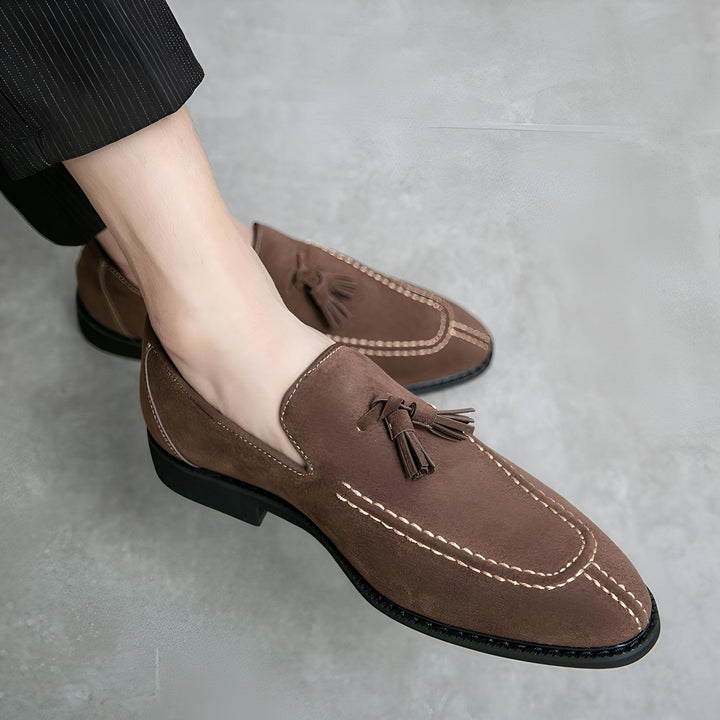Mocassins marron en daim pour homme avec glands décoratifs et coutures apparentes. Chaussures élégantes pour une tenue décontractée chic., 45286928613557,45286928646325,45286928679093,45286928711861,45286928744629,45286928777397,45286928810165,45286928842933,45286928875701,45286928908469,45286928941237,45286928974005,45286929006773,45286929039541,45286929072309,45286929105077,45286929137845,45286929170613,45286929236149,45286929268917,45286929301685,45286929334453,45286929367221,45286929399989,452869