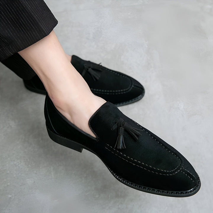 Gros plan sur des mocassins noirs élégants pour hommes, avec des détails de gland et une finition en daim, portés avec un pantalon rayé. Idéal pour un look sophistiqué et décontracté., 45286928613557,45286928646325,45286928679093,45286928711861,45286928744629,45286928777397,45286928810165,45286928842933,45286928875701,45286928908469,45286928941237,45286928974005,45286929006773,45286929039541,45286929072309,45286929105077,45286929137845,45286929170613,45286929236149,45286929268917,45286929301685,4