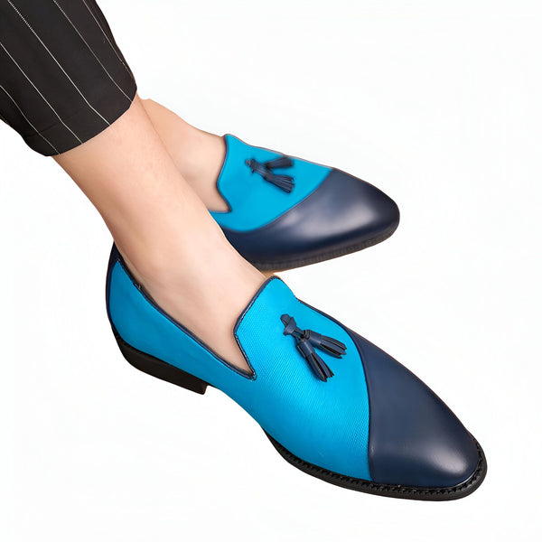 Homme portant des mocassins bicolores bleu et marine avec des glands, élégants et modernes. Chaussures de ville pour un look sophistiqué., 45286932316341,45286932349109,45286932381877,45286932414645,45286932447413,45286932480181,45286932512949,45286932545717,45286932578485,45286932611253,45286932644021,45286932676789,45286932709557,45286932742325,45286932775093,45286932807861,45286932840629,45286932873397,45286932906165,45286932938933,45286932971701,45286933004469