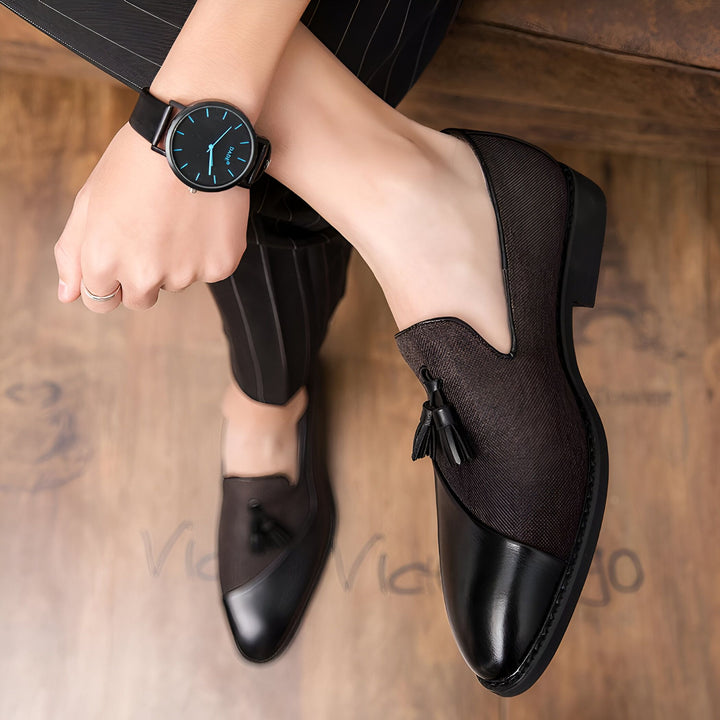 Gros plan de mocassins élégants pour homme, combinés à un pantalon rayé et une montre moderne. Chaussures en cuir et tissu avec pompons décoratifs, parfaites pour un look sophistiqué. Mode masculine., 45286932316341,45286932349109,45286932381877,45286932414645,45286932447413,45286932480181,45286932512949,45286932545717,45286932578485,45286932611253,45286932644021,45286932676789,45286932709557,45286932742325,45286932775093,45286932807861,45286932840629,45286932873397,45286932906165,45286932938933,45