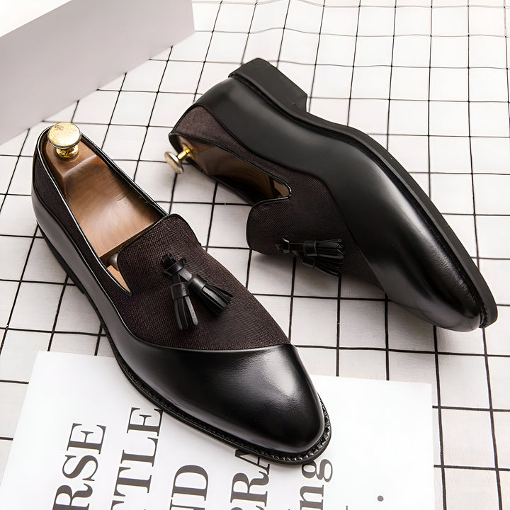 Mocassins élégants pour hommes en cuir noir et tissu marron avec glands décoratifs. Chaussures de ville à enfiler, confort et style., 45286932316341,45286932349109,45286932381877,45286932414645,45286932447413,45286932480181,45286932512949,45286932545717,45286932578485,45286932611253,45286932644021,45286932676789,45286932709557,45286932742325,45286932775093,45286932807861,45286932840629,45286932873397,45286932906165,45286932938933,45286932971701,45286933004469
