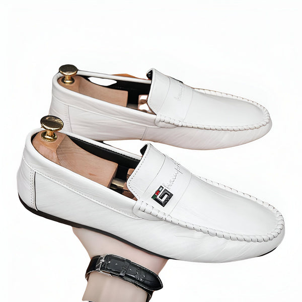 Mocassins blancs en cuir, présentés à la main. Détails soignés : couture apparente, embauchoirs dorés, et logo discret. Chaussures élégantes et confortables pour homme., 45286788006069,45286788038837,45286788071605,45286788104373,45286788137141,45286788169909