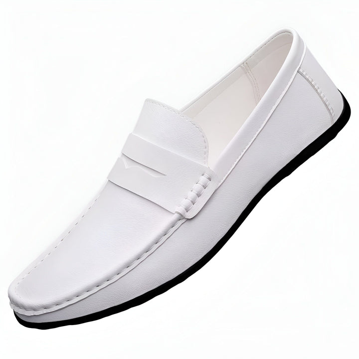Mocassin pour homme en cuir blanc, style décontracté et élégant, idéal pour l'été. Chaussure confortable avec semelle noire., 45286790037685,45286790070453,45286790103221,45286790135989,45286790168757,45286790201525,45286790234293,45286790267061