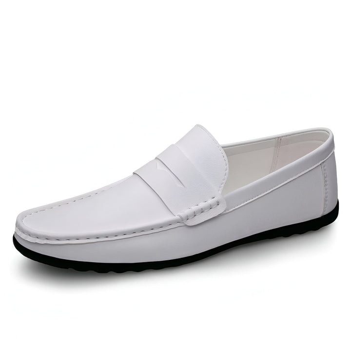 Mocassin blanc pour homme, style décontracté et élégant. Chaussure plate en cuir, semelle noire contrastée. Idéal pour un look estival., 45286790037685,45286790070453,45286790103221,45286790135989,45286790168757,45286790201525,45286790234293,45286790267061