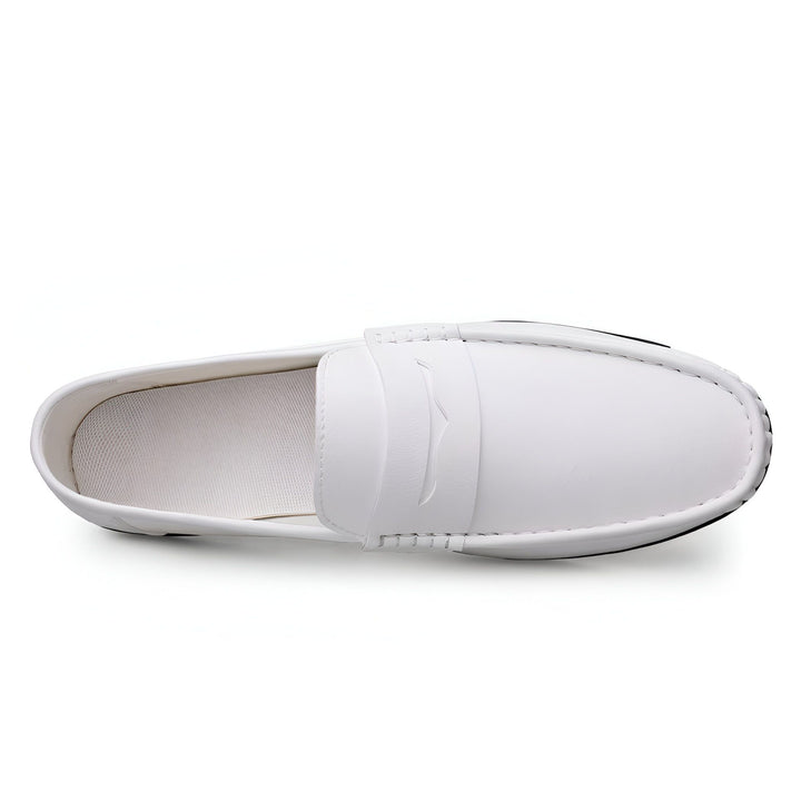 Vue de dessus d'un mocassin blanc élégant, idéal pour un look décontracté chic. Chaussure en cuir avec semelle plate, parfaite pour l'été. Détails raffinés et design minimaliste., 45286790037685,45286790070453,45286790103221,45286790135989,45286790168757,45286790201525,45286790234293,45286790267061