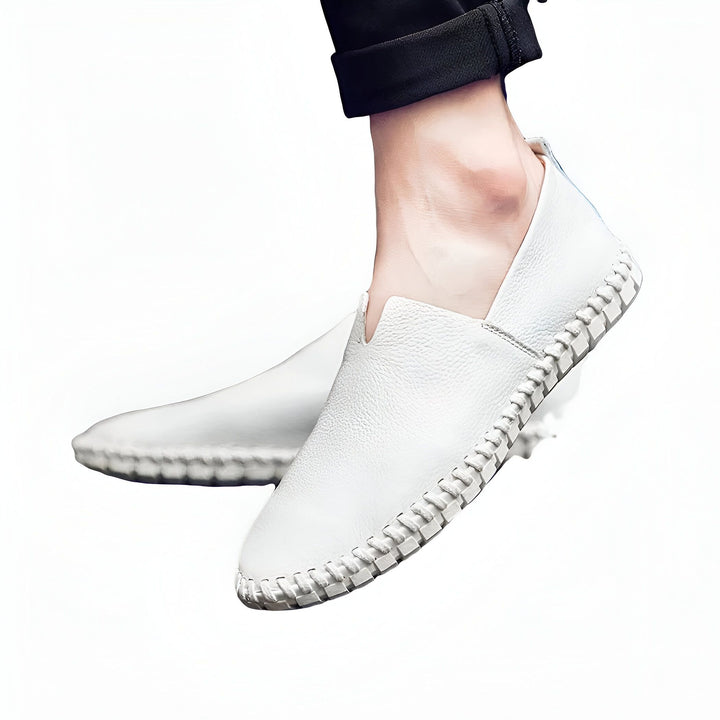 Gros plan sur des mocassins blancs en cuir pour hommes, avec une couture apparente. Style décontracté et élégant. Chaussures confortables et tendance., 45286787743925,45286787776693,45286787809461,45286787842229,45286787874997,45286787907765,45286787940533