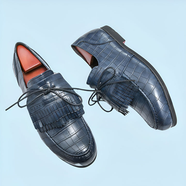 Mocassins homme en cuir bleu texturé façon crocodile avec franges et lacets noirs. Embauchoirs à l'intérieur., 45286844170421,45286844203189,45286844235957,45286844268725,45286844301493,45286844334261,45286844367029,45286844399797,45286844432565,45286844465333,45286844498101,45286844530869,45286844563637,45286844596405,45286844629173,45286844661941