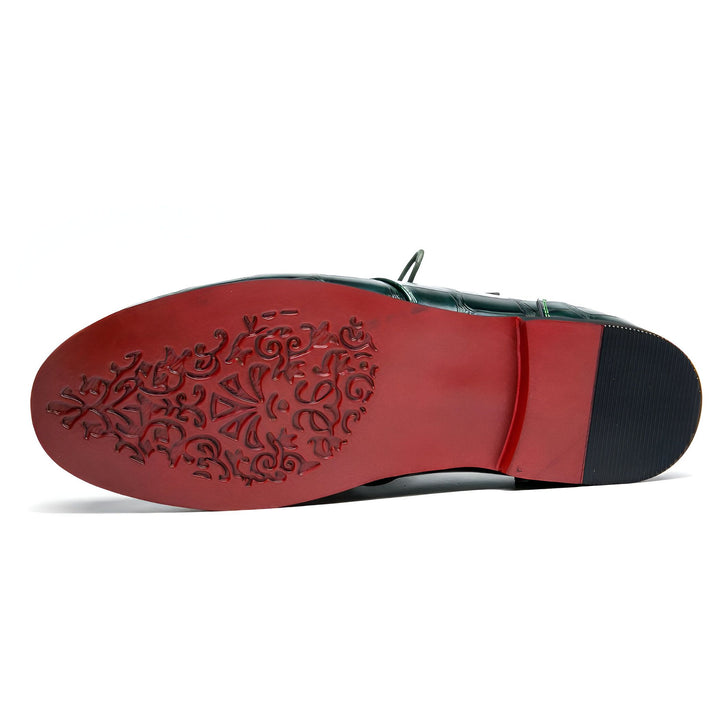 Vue de dessous d'une chaussure de ville pour homme en cuir vert avec une semelle rouge ornée de motifs floraux et géométriques. La semelle est lisse à l'arrière., 45286844170421,45286844203189,45286844235957,45286844268725,45286844301493,45286844334261,45286844367029,45286844399797,45286844432565,45286844465333,45286844498101,45286844530869,45286844563637,45286844596405,45286844629173,45286844661941