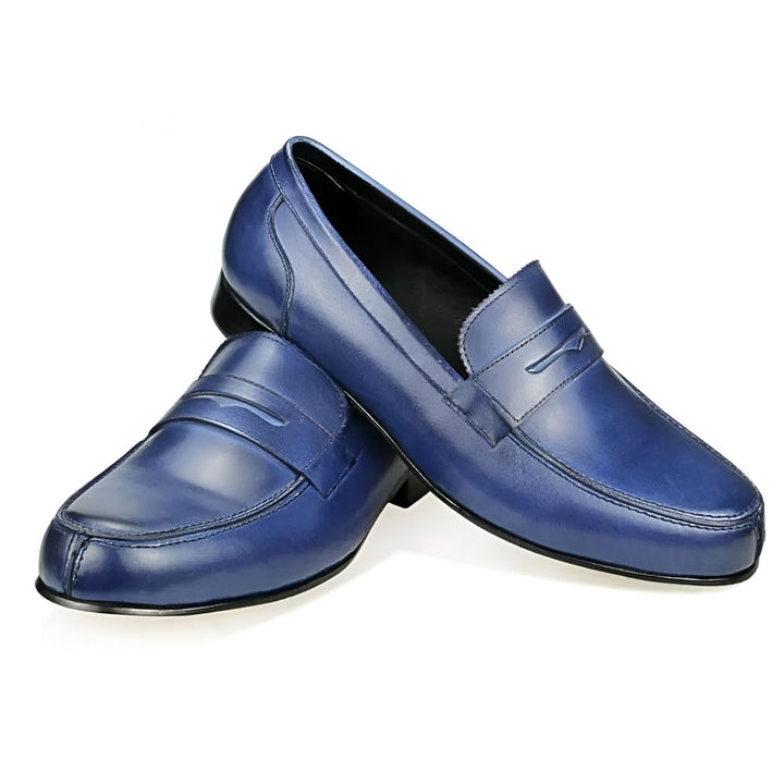 Deux mocassins en cuir bleu marine élégants pour hommes, idéaux pour un look formel ou décontracté chic. Chaussures de qualité sur fond blanc., 45286717391029,45286717423797,45286717456565,45286717489333,45286717522101,45286717554869,45286717587637,45286717620405