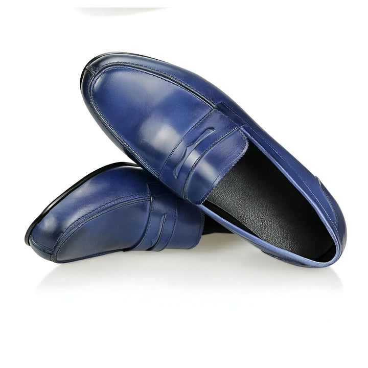Vue rapprochée de deux mocassins en cuir bleu, élégants et décontractés. Idéals pour un look moderne et sophistiqué. Chaussures pour homme, confort et style., 45286717391029,45286717423797,45286717456565,45286717489333,45286717522101,45286717554869,45286717587637,45286717620405