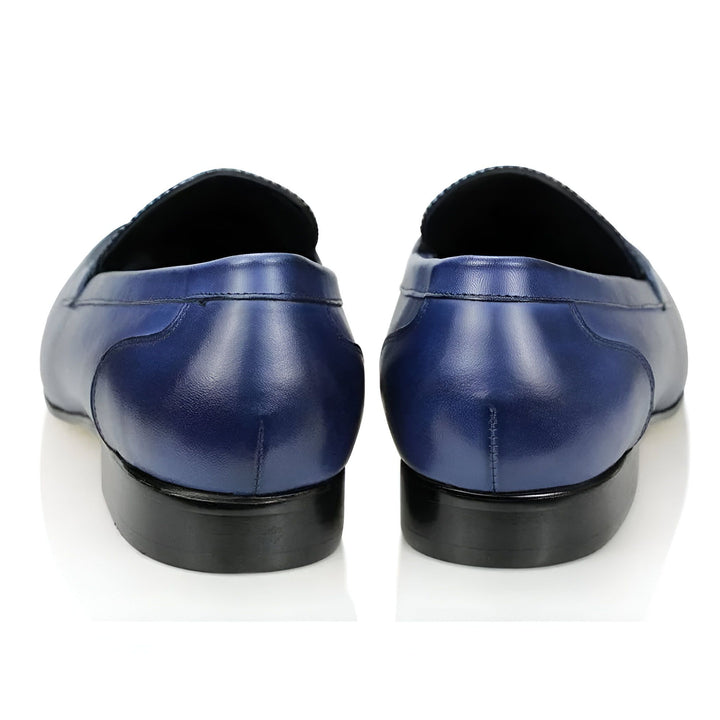 Vue arrière de mocassins en cuir bleu pour homme, élégants et confortables. Chaussures formelles avec semelle noire, idéales pour le bureau ou les occasions spéciales., 45286717391029,45286717423797,45286717456565,45286717489333,45286717522101,45286717554869,45286717587637,45286717620405