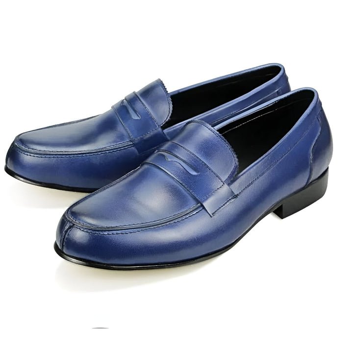 Une paire de mocassins en cuir bleu pour homme, chaussures élégantes et confortables, parfaites pour un look habillé décontracté., 45286717391029,45286717423797,45286717456565,45286717489333,45286717522101,45286717554869,45286717587637,45286717620405