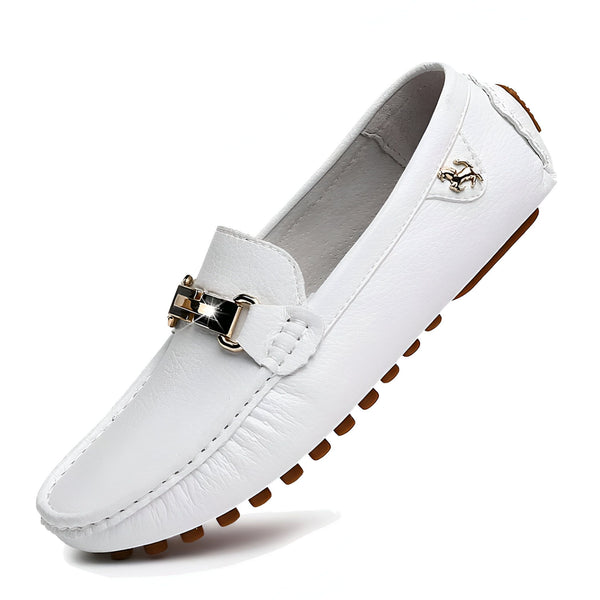 Mocassin blanc en cuir, détail boucle dorée et semelle à picots marron. Chaussure élégante pour homme ou femme., 45286738133173,45286738165941,45286738198709,45286738231477,45286738264245,45286738297013,45286738329781,45286738362549,45286738395317,45286738428085,45286738460853,45286738493621,45286738526389,45286738559157,45286738591925,45286738624693,45286738657461,45286738690229,45286738722997,45286738755765,45286738788533,45286738821301,45286738854069,45286738886837,45286738919605,45286738952373,45