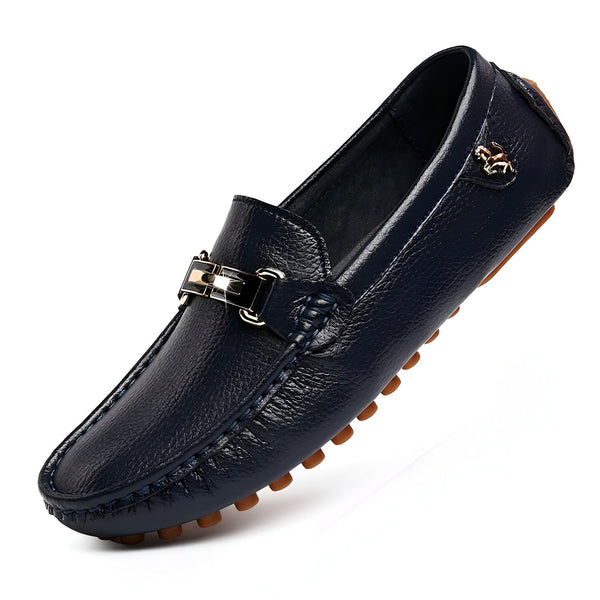 Mocassin bleu marine en cuir pour homme, avec une boucle décorative argentée et un logo équestre discret. Semelle marron à picots pour un confort optimal. Chaussure élégante et décontractée., 45286738133173,45286738165941,45286738198709,45286738231477,45286738264245,45286738297013,45286738329781,45286738362549,45286738395317,45286738428085,45286738460853,45286738493621,45286738526389,45286738559157,45286738591925,45286738624693,45286738657461,45286738690229,45286738722997,45286738755765,4528673878