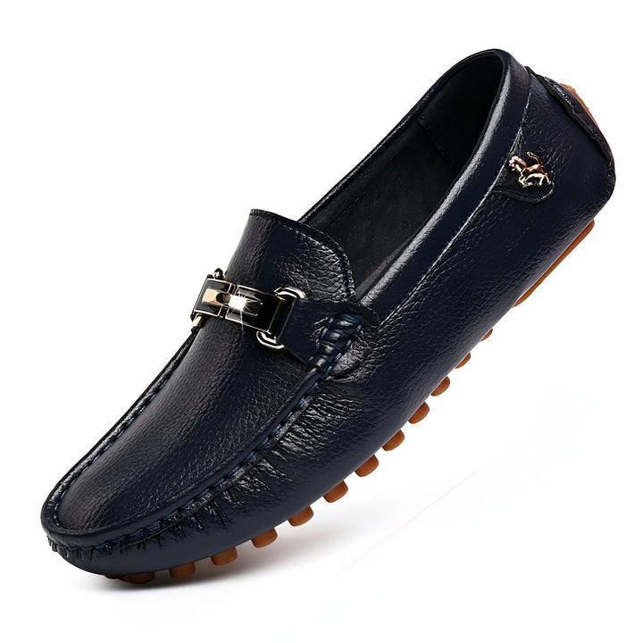 Mocassin bleu marine en cuir pour homme, avec une boucle décorative argentée et un logo équestre discret. Semelle marron à picots pour un confort optimal. Chaussure élégante et décontractée., 45286738133173,45286738165941,45286738198709,45286738231477,45286738264245,45286738297013,45286738329781,45286738362549,45286738395317,45286738428085,45286738460853,45286738493621,45286738526389,45286738559157,45286738591925,45286738624693,45286738657461,45286738690229,45286738722997,45286738755765,4528673878