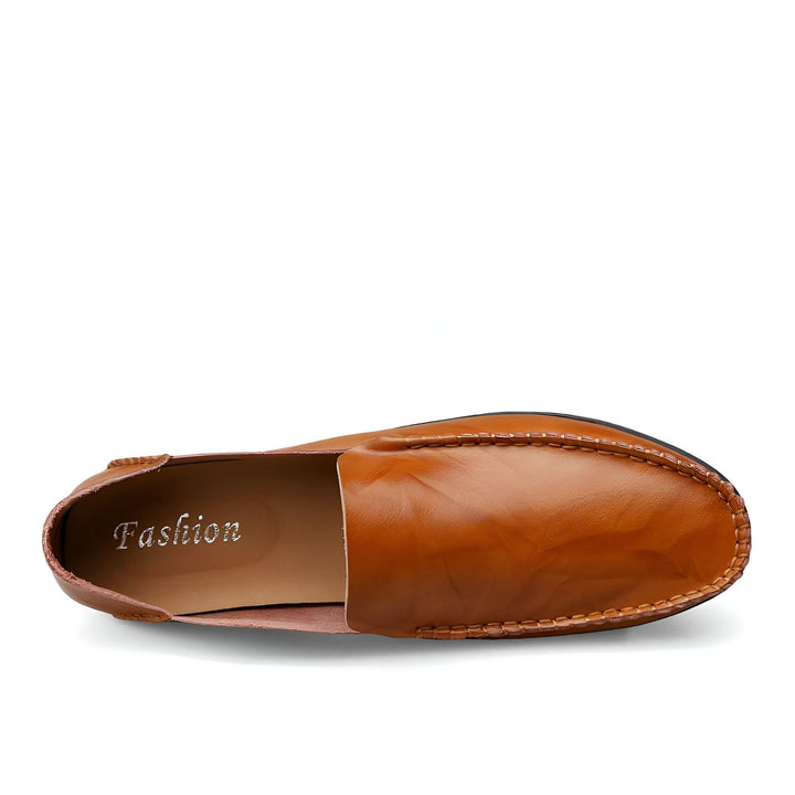 Mocassin en cuir marron vue du dessus. Chaussure décontractée et élégante pour homme., 45287130169525,45287130202293,45287130235061,45287130267829,45287130300597,45287130333365,45287130366133,45287130398901,45287130431669,45287130464437,45287130497205,45287130529973,45287130562741,45287130595509,45287130628277,45287130661045,45287130693813,45287130726581,45287130759349,45287130792117,45287130824885,45287130857653,45287130890421,45287130923189,45287130955957,45287130988725,45287131021493,45287131054261