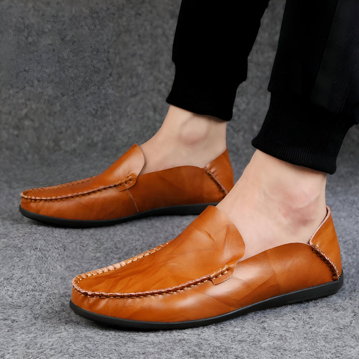 Mocassins en cuir marron pour hommes, style décontracté et élégant. Chaussures en cuir confortables portées avec un pantalon noir. Mode masculine, chaussures de ville., 45287130169525,45287130202293,45287130235061,45287130267829,45287130300597,45287130333365,45287130366133,45287130398901,45287130431669,45287130464437,45287130497205,45287130529973,45287130562741,45287130595509,45287130628277,45287130661045,45287130693813,45287130726581,45287130759349,45287130792117,45287130824885,45287130857653,452871