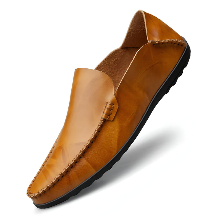 Mocassin homme en cuir marron clair, style décontracté avec semelle noire, détails cousus à la main. Chaussure élégante pour le quotidien., 45287130169525,45287130202293,45287130235061,45287130267829,45287130300597,45287130333365,45287130366133,45287130398901,45287130431669,45287130464437,45287130497205,45287130529973,45287130562741,45287130595509,45287130628277,45287130661045,45287130693813,45287130726581,45287130759349,45287130792117,45287130824885,45287130857653,45287130890421,45287130923189,4528