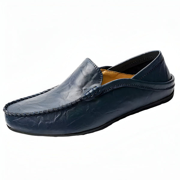 Mocassin homme en cuir bleu marine. Chaussure décontractée pour hommes, style bateau, finition soignée avec coutures apparentes. Idéal pour un look à la fois chic et confortable., 45287148028085,45287148060853,45287148093621,45287148126389,45287148159157,45287148191925,45287148224693,45287148257461,45287148290229,45287148322997,45287148355765,45287148388533,45287148421301,45287148454069,45287148486837,45287148519605,45287148552373,45287148585141,45287148617909,45287148650677,45287148683445,4528714871