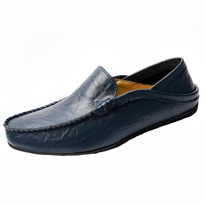 Mocassin homme en cuir bleu marine. Chaussure décontractée pour hommes, style bateau, finition soignée avec coutures apparentes. Idéal pour un look à la fois chic et confortable., 45287148028085,45287148060853,45287148093621,45287148126389,45287148159157,45287148191925,45287148224693,45287148257461,45287148290229,45287148322997,45287148355765,45287148388533,45287148421301,45287148454069,45287148486837,45287148519605,45287148552373,45287148585141,45287148617909,45287148650677,45287148683445,4528714871