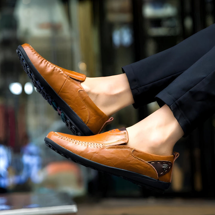Gros plan sur des mocassins en cuir marron portés avec un pantalon noir. Chaussures décontractées et élégantes pour hommes. Mode masculine., 45286896206005,45286896238773,45286896271541,45286896304309,45286896337077,45286896369845,45286896402613,45286896435381,45286896468149,45286896500917,45286896533685,45286896566453,45286896599221,45286896631989,45286896664757,45286896697525,45286896730293,45286896763061,45286896795829,45286896828597,45286896861365,45286896894133,45286896926901,45286896959669,4528