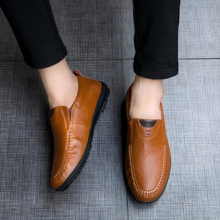 Vue rapprochée de mocassins en cuir marron pour hommes portés avec un pantalon noir sur un sol gris., 45286896206005,45286896238773,45286896271541,45286896304309,45286896337077,45286896369845,45286896402613,45286896435381,45286896468149,45286896500917,45286896533685,45286896566453,45286896599221,45286896631989,45286896664757,45286896697525,45286896730293,45286896763061,45286896795829,45286896828597,45286896861365,45286896894133,45286896926901,45286896959669,45286896992437,45286897025205,45286897057973,4