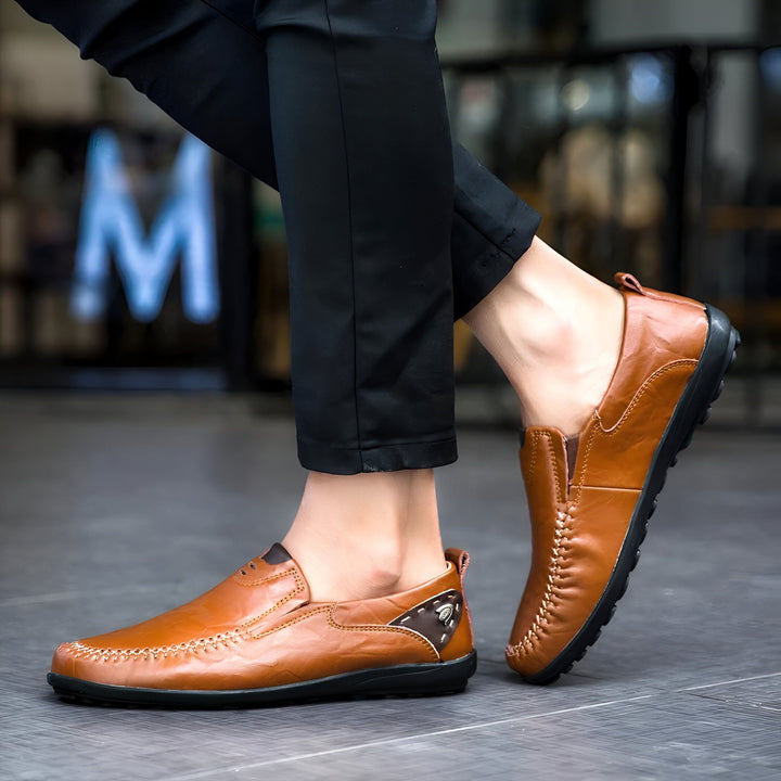 Chaussures mocassins en cuir marron pour homme, portées avec un pantalon noir. Détails de couture et semelle noire., 45286896206005,45286896238773,45286896271541,45286896304309,45286896337077,45286896369845,45286896402613,45286896435381,45286896468149,45286896500917,45286896533685,45286896566453,45286896599221,45286896631989,45286896664757,45286896697525,45286896730293,45286896763061,45286896795829,45286896828597,45286896861365,45286896894133,45286896926901,45286896959669,45286896992437,45286897025205,4