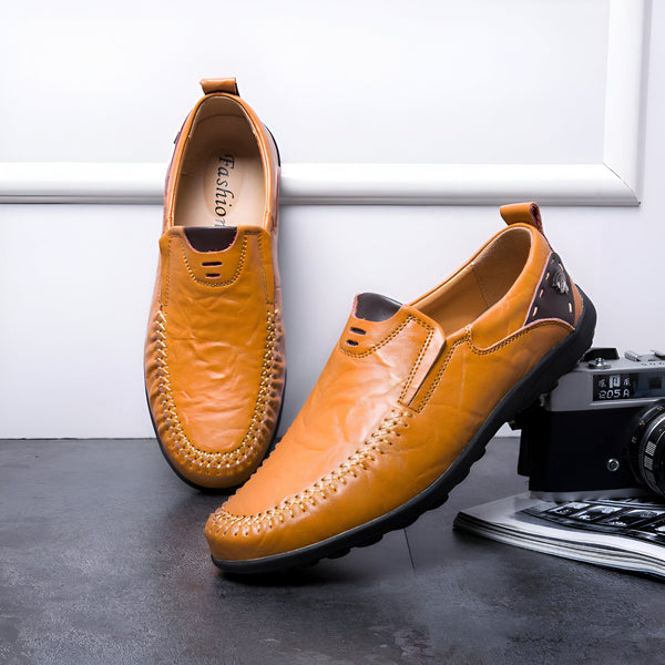 Paire de mocassins en cuir marron clair pour hommes, cousus à la main. Chaussures décontractées élégantes avec une touche vintage, idéales pour un look confortable et raffiné., 45286896206005,45286896238773,45286896271541,45286896304309,45286896337077,45286896369845,45286896402613,45286896435381,45286896468149,45286896500917,45286896533685,45286896566453,45286896599221,45286896631989,45286896664757,45286896697525,45286896730293,45286896763061,45286896795829,45286896828597,45286896861365,45286896894