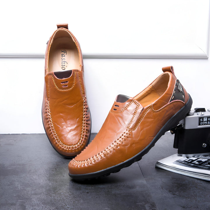 Mocassins marron en cuir pour homme, avec coutures décoratives et une semelle noire. Style élégant et confortable, parfait pour une tenue décontractée ou habillée., 45286896206005,45286896238773,45286896271541,45286896304309,45286896337077,45286896369845,45286896402613,45286896435381,45286896468149,45286896500917,45286896533685,45286896566453,45286896599221,45286896631989,45286896664757,45286896697525,45286896730293,45286896763061,45286896795829,45286896828597,45286896861365,45286896894133,452868969