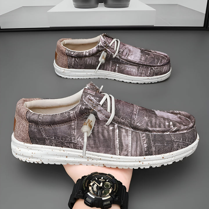 Chaussures décontractées à enfiler, motif jean délavé, semelle blanche mouchetée. Détail du cordon élastique et d'une montre noire au poignet. Confort et style pour tous les jours., 45286670532789,45286670565557,45286670598325,45286670631093,45286670663861,45286670696629,45286670729397,45286670762165,45286670794933,45286670827701,45286670860469,45286670893237,45286670926005,45286670958773,45286670991541,45286671024309,45286671057077,45286671089845,45286671122613,45286671155381,45286671188149,45286