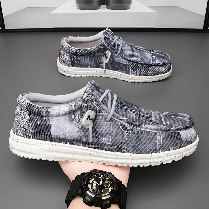 Chaussures décontractées pour homme avec motif imprimé en jean, portées par une personne portant une montre noire. Baskets confortables avec semelle mouchetée., 45286670532789,45286670565557,45286670598325,45286670631093,45286670663861,45286670696629,45286670729397,45286670762165,45286670794933,45286670827701,45286670860469,45286670893237,45286670926005,45286670958773,45286670991541,45286671024309,45286671057077,45286671089845,45286671122613,45286671155381,45286671188149,45286671220917,45286671253685