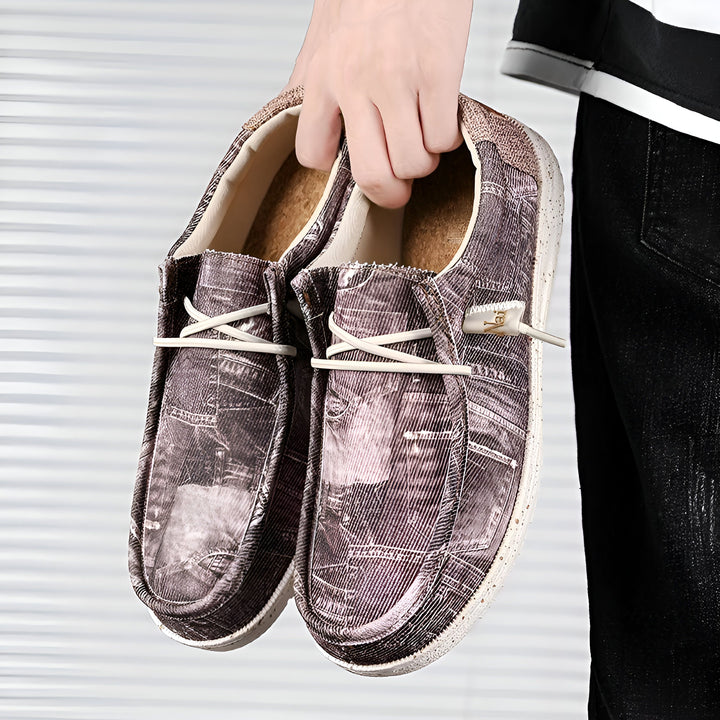 Homme tenant une paire d'espadrilles décontractées en toile à motif jean délavé. Les chaussures sont doublées en fausse fourrure. Idéal pour un look décontracté et confortable., 45286670532789,45286670565557,45286670598325,45286670631093,45286670663861,45286670696629,45286670729397,45286670762165,45286670794933,45286670827701,45286670860469,45286670893237,45286670926005,45286670958773,45286670991541,45286671024309,45286671057077,45286671089845,45286671122613,45286671155381,45286671188149,45286671