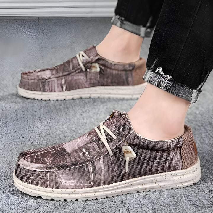 Gros plan de pieds portant des chaussures décontractées marron avec des lacets blancs et des ornements. Chaussures confortables et élégantes pour un look décontracté. Idéal pour la mode masculine., 45286670532789,45286670565557,45286670598325,45286670631093,45286670663861,45286670696629,45286670729397,45286670762165,45286670794933,45286670827701,45286670860469,45286670893237,45286670926005,45286670958773,45286670991541,45286671024309,45286671057077,45286671089845,45286671122613,45286671155381,45286