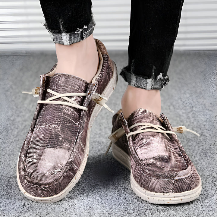 Chaussures décontractées marron à lacets portées avec un jean noir retroussé. Style mocassins à semelle blanche. Chaussures confortables pour homme. Mode décontractée., 45286670532789,45286670565557,45286670598325,45286670631093,45286670663861,45286670696629,45286670729397,45286670762165,45286670794933,45286670827701,45286670860469,45286670893237,45286670926005,45286670958773,45286670991541,45286671024309,45286671057077,45286671089845,45286671122613,45286671155381,45286671188149,45286671220917,452