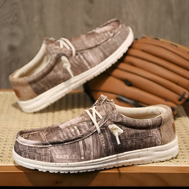 Chaussures décontractées marron avec lacets blancs et semelles blanches posées sur une surface. Un gant de baseball est visible en arrière-plan., 45286670532789,45286670565557,45286670598325,45286670631093,45286670663861,45286670696629,45286670729397,45286670762165,45286670794933,45286670827701,45286670860469,45286670893237,45286670926005,45286670958773,45286670991541,45286671024309,45286671057077,45286671089845,45286671122613,45286671155381,45286671188149,45286671220917,45286671253685,45286671286453,