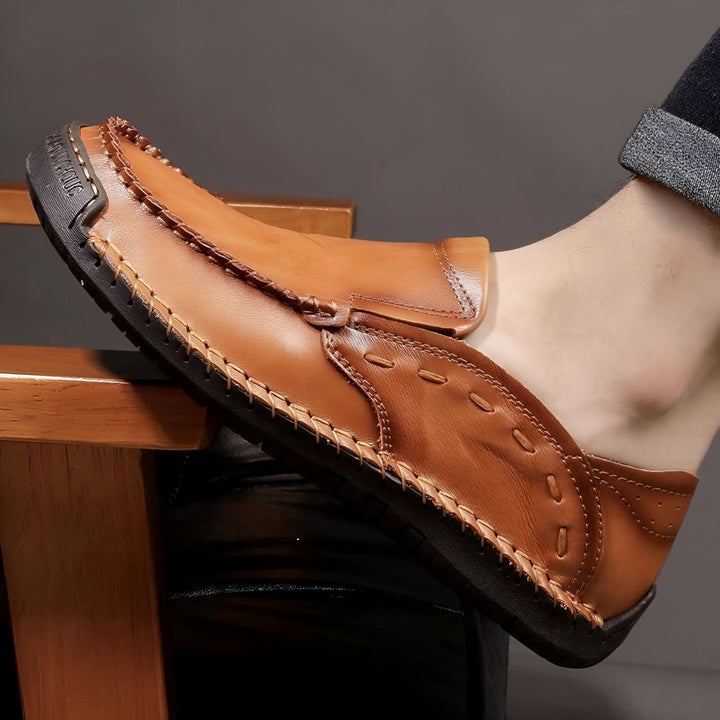 Mocassin en cuir marron pour homme. Chaussure décontractée avec coutures décoratives. Style élégant et confortable, parfait pour une tenue quotidienne. Détail du cuir et de la semelle en caoutchouc., 45286710182069,45286710214837,45286710247605,45286710280373,45286710313141,45286710345909,45286710378677,45286710411445,45286710444213,45286710476981,45286710509749,45286710542517,45286710575285,45286710608053,45286710640821,45286710673589,45286710706357,45286710739125,45286710771893,45286710837429,4528