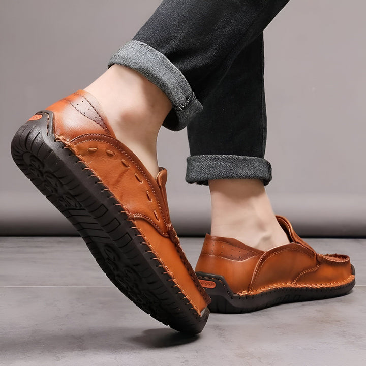 Vue rapprochée de mocassins en cuir marron portés avec un jean noir retroussé. Chaussures élégantes pour hommes avec coutures apparentes et semelle épaisse. Mode masculine décontractée et confortable., 45286710182069,45286710214837,45286710247605,45286710280373,45286710313141,45286710345909,45286710378677,45286710411445,45286710444213,45286710476981,45286710509749,45286710542517,45286710575285,45286710608053,45286710640821,45286710673589,45286710706357,45286710739125,45286710771893,45286710837429,