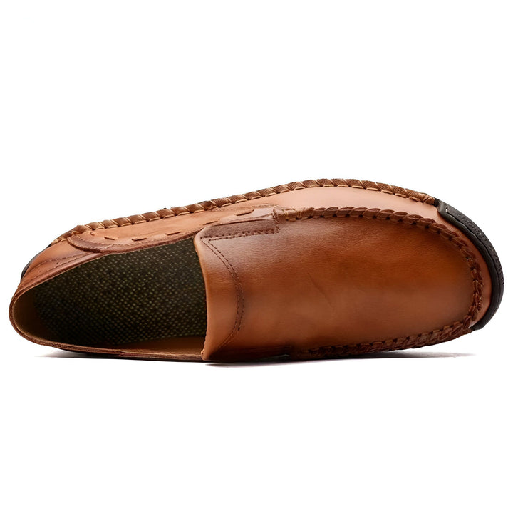Vue de dessus d'un mocassin en cuir marron pour homme, avec des coutures décoratives sur le bord. Chaussure décontractée et confortable., 45286710182069,45286710214837,45286710247605,45286710280373,45286710313141,45286710345909,45286710378677,45286710411445,45286710444213,45286710476981,45286710509749,45286710542517,45286710575285,45286710608053,45286710640821,45286710673589,45286710706357,45286710739125,45286710771893,45286710837429,45286710870197,45286710902965,45286710935733,45286710968501,452867110