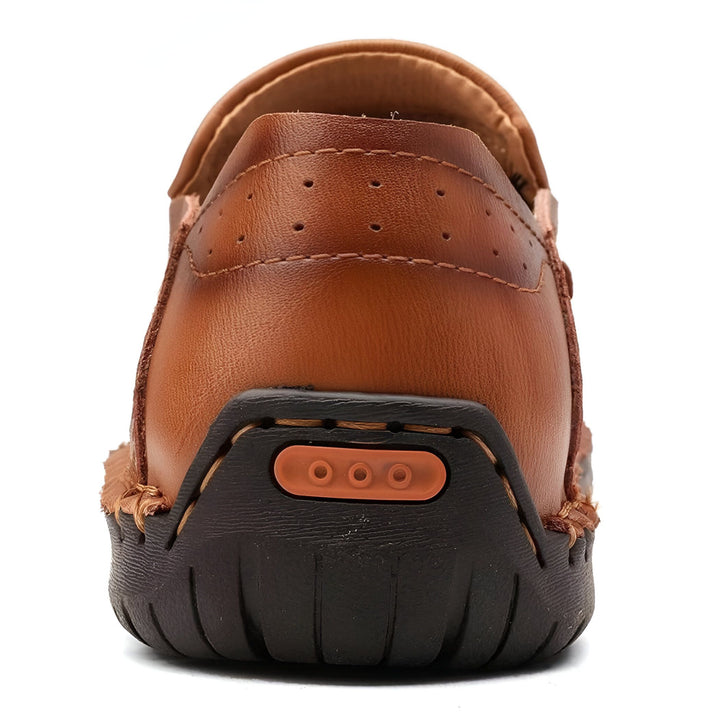 Vue arrière d'une chaussure en cuir marron décontractée pour homme, avec une semelle noire robuste. Détails de couture visibles et motif perforé sur le cuir. Style confort et durabilité., 45286710182069,45286710214837,45286710247605,45286710280373,45286710313141,45286710345909,45286710378677,45286710411445,45286710444213,45286710476981,45286710509749,45286710542517,45286710575285,45286710608053,45286710640821,45286710673589,45286710706357,45286710739125,45286710771893,45286710837429,45286710870197,4