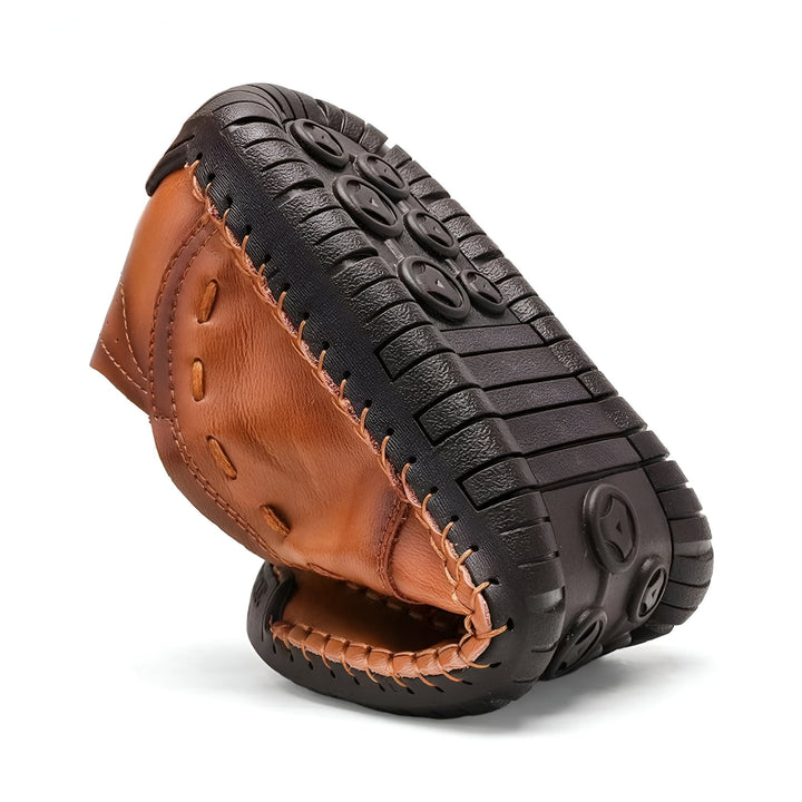 Mocassin en cuir marron avec semelle noire épaisse, détails de couture apparente, texture du cuir visible, style décontracté, chaussures pour hommes, vue rapprochée de la semelle., 45286710182069,45286710214837,45286710247605,45286710280373,45286710313141,45286710345909,45286710378677,45286710411445,45286710444213,45286710476981,45286710509749,45286710542517,45286710575285,45286710608053,45286710640821,45286710673589,45286710706357,45286710739125,45286710771893,45286710837429,45286710870197,452867109