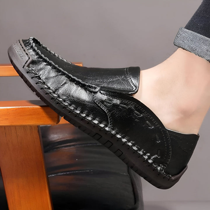 Mocassin en cuir noir pour homme, style décontracté et confortable. Détails de couture apparents. Idéal pour un look élégant et sophistiqué., 45286710182069,45286710214837,45286710247605,45286710280373,45286710313141,45286710345909,45286710378677,45286710411445,45286710444213,45286710476981,45286710509749,45286710542517,45286710575285,45286710608053,45286710640821,45286710673589,45286710706357,45286710739125,45286710771893,45286710837429,45286710870197,45286710902965,45286710935733,45286710968501,4