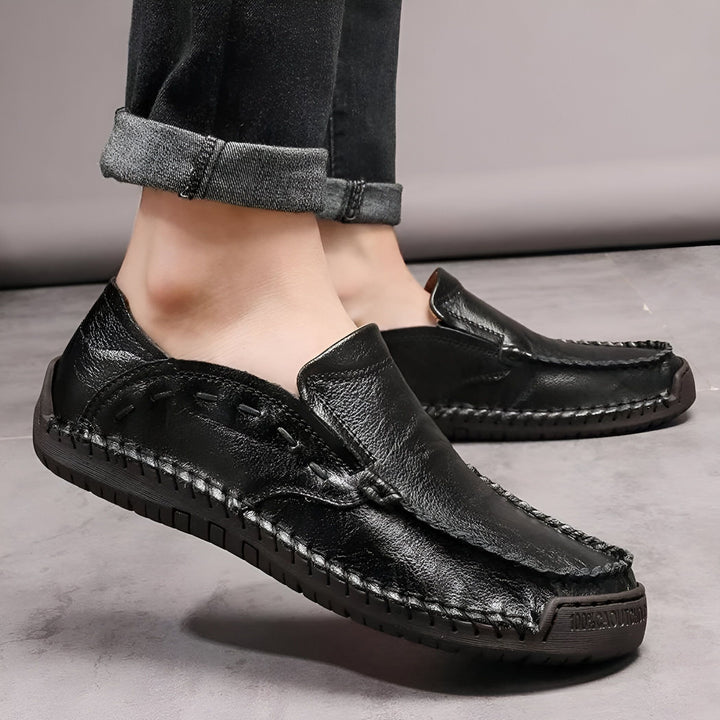 Gros plan de mocassins en cuir noir pour homme avec surpiqûres apparentes. Chaussures décontractées idéales pour le quotidien., 45286710182069,45286710214837,45286710247605,45286710280373,45286710313141,45286710345909,45286710378677,45286710411445,45286710444213,45286710476981,45286710509749,45286710542517,45286710575285,45286710608053,45286710640821,45286710673589,45286710706357,45286710739125,45286710771893,45286710837429,45286710870197,45286710902965,45286710935733,45286710968501,45286711001269,452