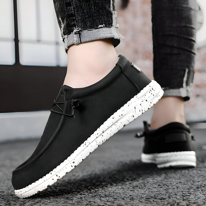 Chaussures décontractées noires pour homme avec semelle blanche mouchetée, portées avec un jean noir délavé. Détail des lacets décoratifs., 45286686621877,45286686654645,45286686687413,45286686720181,45286686752949,45286686785717,45286686818485,45286686851253,45286686884021,45286686916789,45286686949557,45286686982325,45286687015093,45286687047861,45286687080629,45286687113397,45286687146165,45286687178933,45286687211701,45286687244469,45286687277237