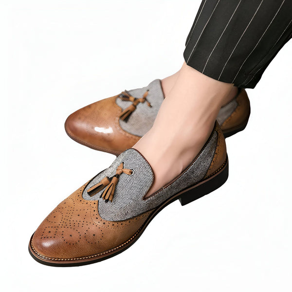 Gros plan sur des mocassins marron et gris à glands portés avec un pantalon rayé. Chaussures élégantes, cuir et tissu à chevrons. Mode masculine, style décontracté et raffiné., 45287112868021,45287112900789,45287112933557,45287112966325,45287112999093,45287113031861,45287113064629,45287113097397,45287113130165,45287113162933,45287113195701,45287113228469,45287113261237,45287113294005,45287113326773,45287113359541,45287113392309,45287113425077