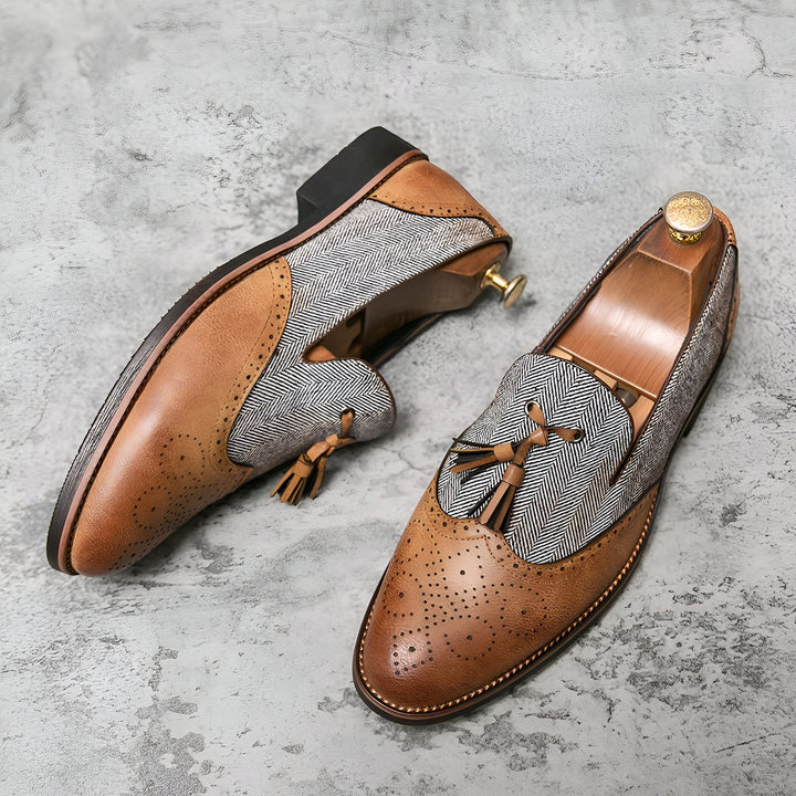 Paire de chaussures Richelieu marron en cuir avec détails en tissu à chevrons. Mocassins élégants avec des embauchoirs., 45287112868021,45287112900789,45287112933557,45287112966325,45287112999093,45287113031861,45287113064629,45287113097397,45287113130165,45287113162933,45287113195701,45287113228469,45287113261237,45287113294005,45287113326773,45287113359541,45287113392309,45287113425077