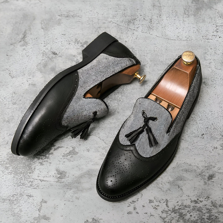 Gros plan d'une paire d'élégantes chaussures de ville pour hommes en cuir noir avec des empiècements en tissu à chevrons gris et blanc, des glands décoratifs et des embauchoirs en bois., 45287112868021,45287112900789,45287112933557,45287112966325,45287112999093,45287113031861,45287113064629,45287113097397,45287113130165,45287113162933,45287113195701,45287113228469,45287113261237,45287113294005,45287113326773,45287113359541,45287113392309,45287113425077