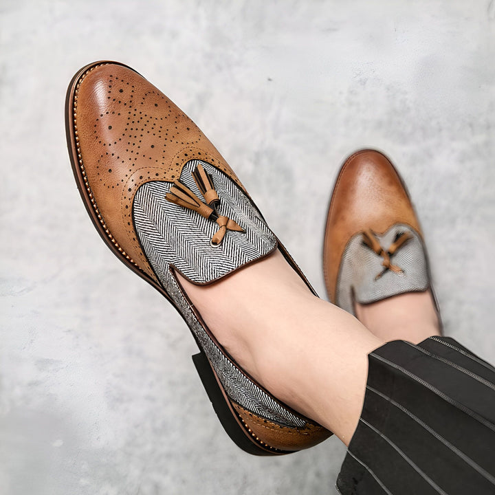 Vue de dessus de chaussures Richelieu marron en cuir avec des détails à chevrons et des glands, portées avec un pantalon à rayures. Chaussures élégantes pour homme., 45287112868021,45287112900789,45287112933557,45287112966325,45287112999093,45287113031861,45287113064629,45287113097397,45287113130165,45287113162933,45287113195701,45287113228469,45287113261237,45287113294005,45287113326773,45287113359541,45287113392309,45287113425077