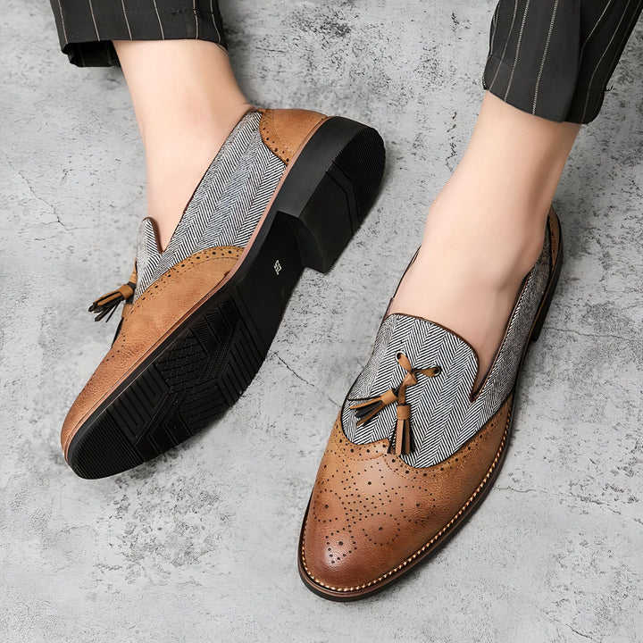 Homme portant des mocassins élégants en cuir marron et tissu à chevrons gris. Chaussures de ville décontractées avec détails perforés et glands. Idéal pour un look sophistiqué., 45287112868021,45287112900789,45287112933557,45287112966325,45287112999093,45287113031861,45287113064629,45287113097397,45287113130165,45287113162933,45287113195701,45287113228469,45287113261237,45287113294005,45287113326773,45287113359541,45287113392309,45287113425077