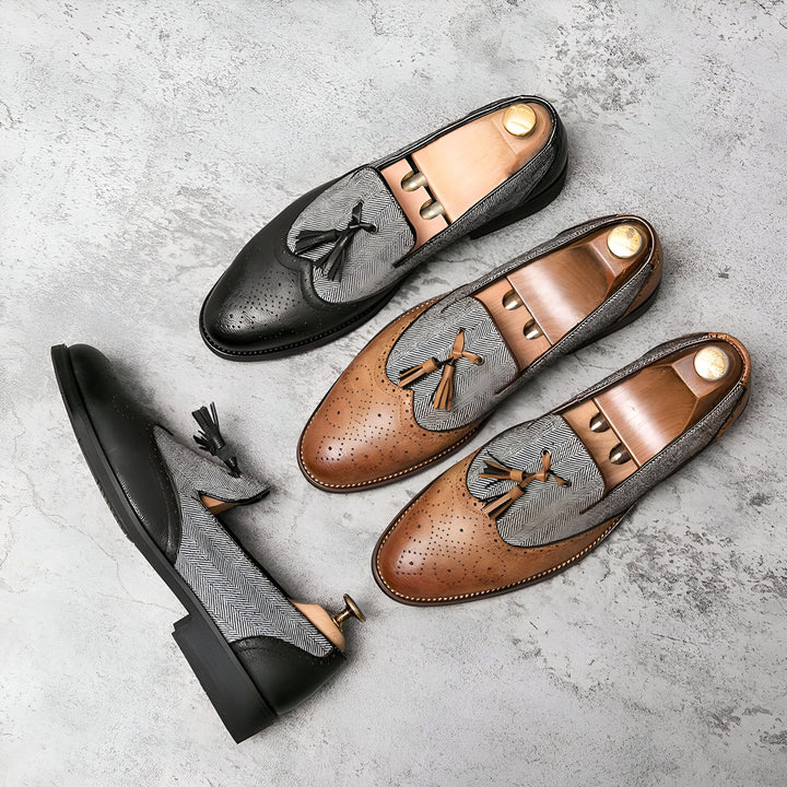 Vue rapprochée de chaussures habillées pour hommes en cuir noir et marron, avec des détails à chevrons gris et des glands, maintenues en forme avec des embauchoirs en bois. Idéal pour la mode masculine et les occasions formelles., 45287112868021,45287112900789,45287112933557,45287112966325,45287112999093,45287113031861,45287113064629,45287113097397,45287113130165,45287113162933,45287113195701,45287113228469,45287113261237,45287113294005,45287113326773,45287113359541,45287113392309,45287113425077
