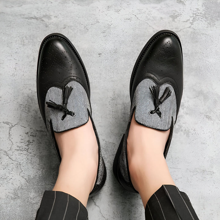 Vue du dessus d'une paire de chaussures élégantes en cuir noir avec des détails à chevrons et des glands, portées avec un pantalon à rayures. Mode masculine et chaussures formelles., 45287112868021,45287112900789,45287112933557,45287112966325,45287112999093,45287113031861,45287113064629,45287113097397,45287113130165,45287113162933,45287113195701,45287113228469,45287113261237,45287113294005,45287113326773,45287113359541,45287113392309,45287113425077